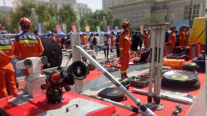 我公司技術(shù)人員在蘭州市消防特勤大隊(duì)為消防官兵現(xiàn)場顯示、培訓(xùn)我公司所供設(shè)備