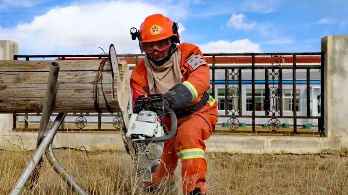 我公司技術(shù)人員在蘭州市消防特勤大隊(duì)為消防官兵現(xiàn)場顯示、培訓(xùn)我公司所供設(shè)備